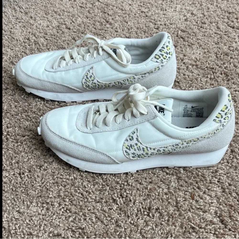 Nike Women's White and Gray Sneakers with Patterned Swoosh